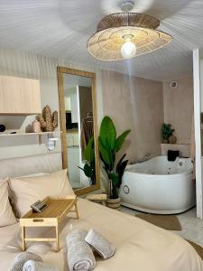 Katil atau katil-katil dalam bilik di Suite Evasion, Baignoire Balneo