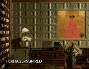 ein Zimmer mit einem Bild einer Frau an der Wand in der Unterkunft M Village Hotel Premier Thi Sách in Ho-Chi-Minh-Stadt