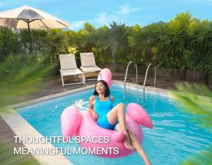 Eine Frau sitzt auf einem aufblasbaren in der Unterkunft M Village Hotel Premier Thi Sách in Ho-Chi-Minh-Stadt + 66 Fotos