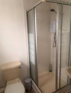 Ένα μπάνιο στο Contractor and family friendly spacious 3-Bed House with private parking, WiFi, garden area