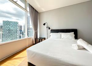 Postel nebo postele na pokoji v ubytování Vortex KLCC by apartx