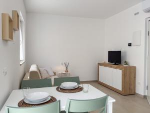 salon z białym stołem i krzesłami w obiekcie La Dimora del Borgo - Appartamento La Torre w mieście Rocca San Giovanni