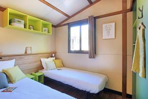Ένα ή περισσότερα κρεβάτια σε δωμάτιο στο Camping Hello Soleil