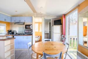 O bucătărie sau chicinetă la Mobil-home 6 personnes 3 chambres