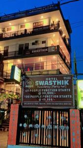 un edificio con un cartel delante en Hotel SwasthiK Residency, en Dehradun