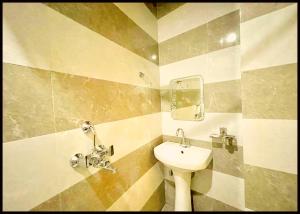 Koupelna v ubytování VARANASI HOTEL SIVI - RESIDENCY Near Kashi Vishwanath Temple - Swimming Pool -Free Public Parking and Wifi Facilities - A Premium Hotel In Varanasi + 8 fotografií
