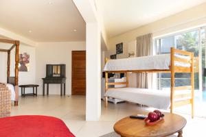 een slaapkamer met twee stapelbedden en een tafel bij 305 Guest House in Amanzimtoti +166 foto's