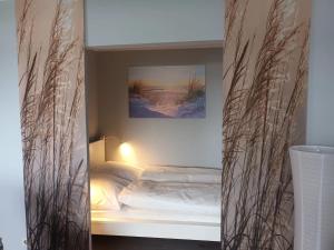 a bedroom with a bed in a room at FeWo Deichnest in Brhv -Mitte Monteure in Bremerhaven