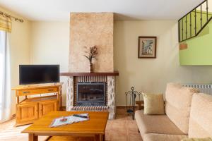 Una sala de estar con un sofá y una chimenea. en La Casa de Dafne Almendro, en Santo Tomé del Puerto