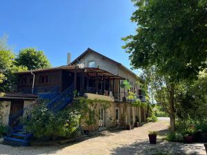 an old house with a balcony and stairs on it at Couleurs de la vie - Chambres d'Hôtes et Gîte in Cormatin