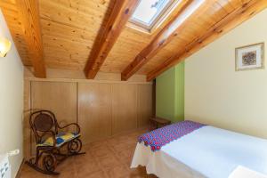 Un dormitorio con una cama y un techo de madera. en La Casa de Dafne Almendro, en Santo Tomé del Puerto