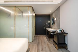 Ένα ή περισσότερα κρεβάτια σε δωμάτιο στο Atour Light Hotel Shanghai Xujiahui Jiaotong University