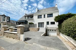 Casa blanca con entrada grande en Villa Des Sables - 50m De La Plage, en Ploemeur