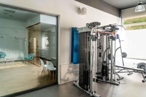 ein Raum mit einem Fitnessraum mit Spiegel in der Unterkunft Hotel Planas in Salou