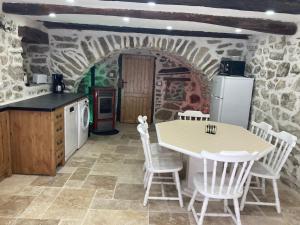 Kuchyň nebo kuchyňský kout v ubytování Gîte dans maison ardéchoise de caractère