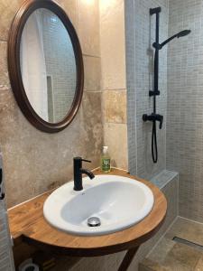 Koupelna v ubytování Gîte dans maison ardéchoise de caractère