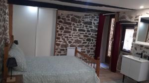 Kuchyň nebo kuchyňský kout v ubytování Gîte dans maison ardéchoise de caractère