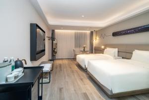 Ένα ή περισσότερα κρεβάτια σε δωμάτιο στο Atour Light Hotel Shanghai Xujiahui Jiaotong University