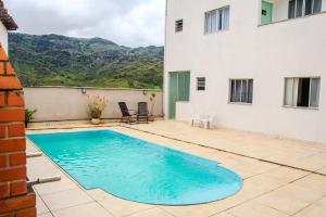 una piscina nel cortile di un edificio di AP 01 Itacolomy com piscina aquecimento solar a Ouro Preto