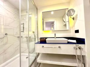 Ένα μπάνιο στο Seaside vip Hotel +94 φωτογραφίες