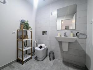 un baño con inodoro y lavabo en Xava Dreams Aire, en Villacosta 19 fotos más
