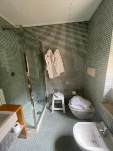 un bagno con doccia, WC e lavandino di Garibaldi Sea Suites a Trapani Altre 8 foto