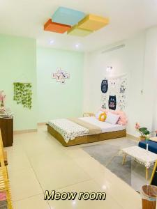 En eller flere senge i et værelse på May's Home