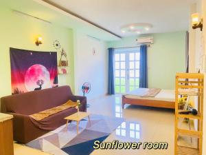 En eller flere senge i et værelse på May's Home + 1 billede