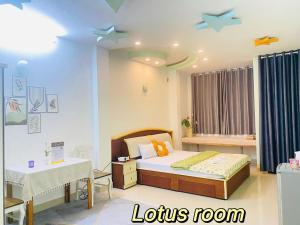 En eller flere senge i et værelse på May's Home