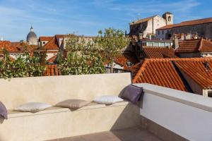 2 almohadas sentadas en una cornisa en un balcón en Soleil Palace, en Dubrovnik