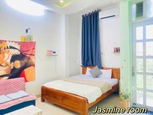 En eller flere senge i et værelse på May's Home