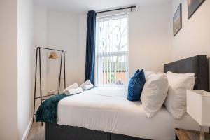 Postel nebo postele na pokoji v ubytování Inviting and modern 2 BR apartment walk to centre