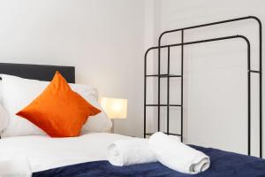 Postel nebo postele na pokoji v ubytování Inviting and modern 2 BR apartment walk to centre