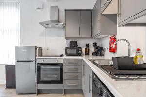 Kuchyň nebo kuchyňský kout v ubytování Inviting and modern 2 BR apartment walk to centre