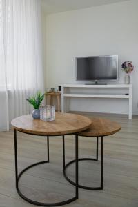 a coffee table in a living room with a tv at Hotel-Restaurant De Walvisvaarder in Hollum