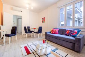 Posezení v ubytování Color Vibes Como Centro Lago - Ampio Appartamento WiFi AC