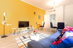 TV a/nebo společenská místnost v ubytování Color Vibes Como Centro Lago - Ampio Appartamento WiFi AC + 23 fotografií