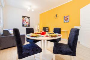 Posezení v ubytování Color Vibes Como Centro Lago - Ampio Appartamento WiFi AC