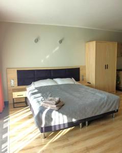 En eller flere senge i et værelse på Dominikana Apartament 41b