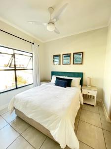 Postel nebo postele na pokoji v ubytování Luxury Ballito Apartment + 42 fotografií