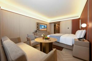 a hotel room with a bed and a table at 西安明城墙永兴坊桔子水晶酒店 in Xi'an