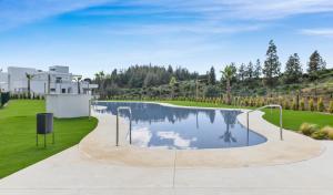 ein Swimmingpool mitten in einem Hof in der Unterkunft Elegant Apartment in Vitta Natura Mijas in Mijas Costa