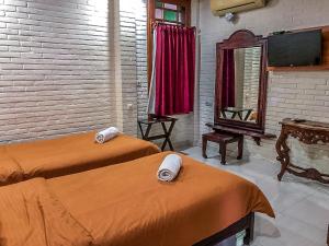 Televisyen dan/atau pusat hiburan di Arys Garden Hotel Yogyakarta