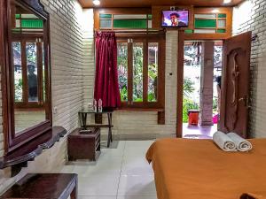 Televisyen dan/atau pusat hiburan di Arys Garden Hotel Yogyakarta