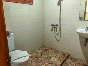 Bilik mandi di Arys Garden Hotel Yogyakarta