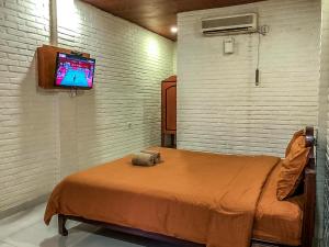 Televisyen dan/atau pusat hiburan di Arys Garden Hotel Yogyakarta