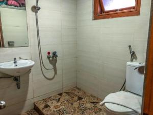 Bilik mandi di Arys Garden Hotel Yogyakarta