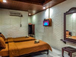 Televisyen dan/atau pusat hiburan di Arys Garden Hotel Yogyakarta