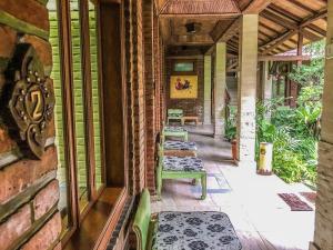 Taman di luar Arys Garden Hotel Yogyakarta