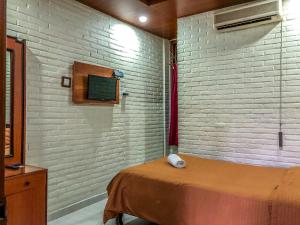 Televisyen dan/atau pusat hiburan di Arys Garden Hotel Yogyakarta
